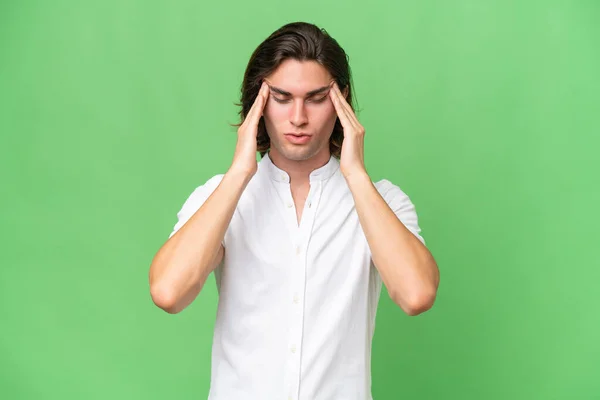 Jonge Blanke Man Geïsoleerd Groene Chroma Achtergrond Met Hoofdpijn — Stockfoto