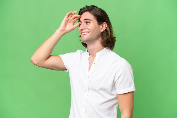 Young Caucasian Man Isolated Green Chroma Background Surprise Expression While — Stock Photo, Image