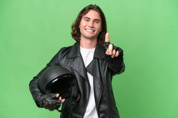 若いですハンサムな男とともにオートバイヘルメット隔離上の緑クロマ背景ショーと持ち上げる指 — ストック写真