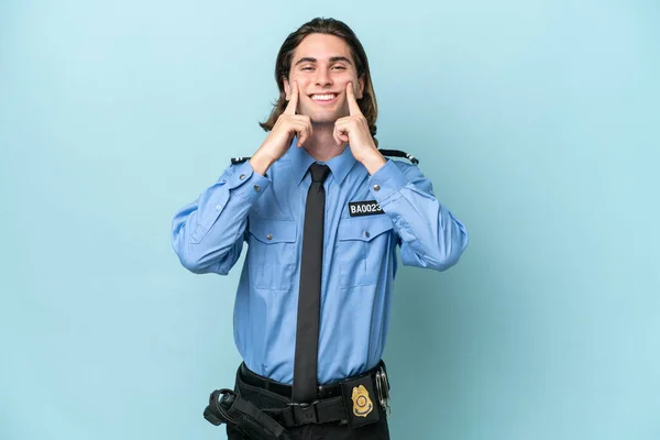 Joven Policía Caucásico Aislado Sobre Fondo Azul Sonriendo Con Una —  Fotos de Stock