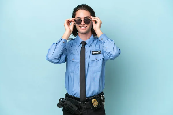 Joven Policía Caucásico Hombre Aislado Sobre Fondo Azul Con Gafas —  Fotos de Stock