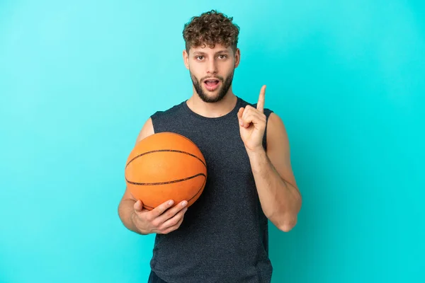 Pemuda Tampan Yang Bermain Basket Terisolasi Latar Belakang Biru Berniat — Stok Foto