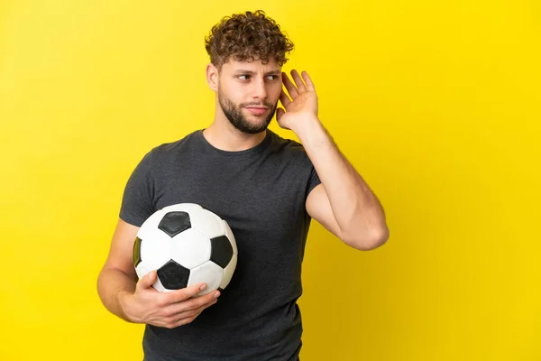 Bonito Jovem Jogador Futebol Homem Isolado Fundo Amarelo Ouvir Algo — Fotografia de Stock