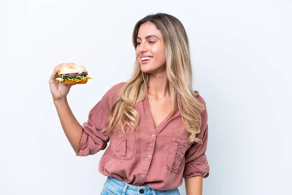 Jeune Jolie Femme Uruguayenne Tenant Hamburger Isolé Sur Fond Blanc — Photo