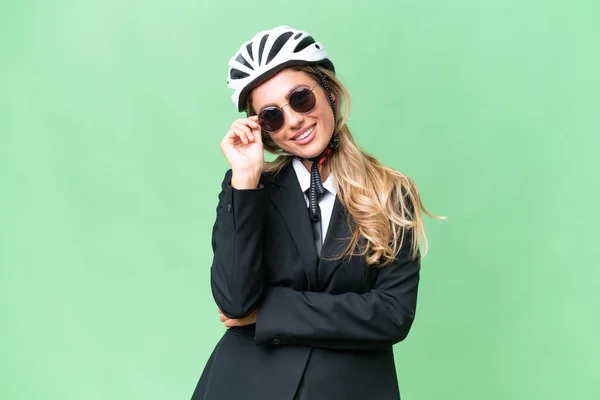 ビジネスウルグアイ女性身に着けていますヘルメットバイカー上の隔離された背景で眼鏡と幸せな — ストック写真