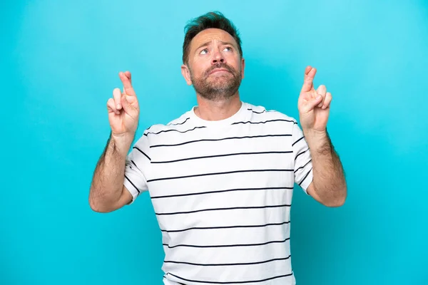 Middle Age Caucasian Man Isolated Blue Background Fingers Crossing Wishing — Fotografia de Stock