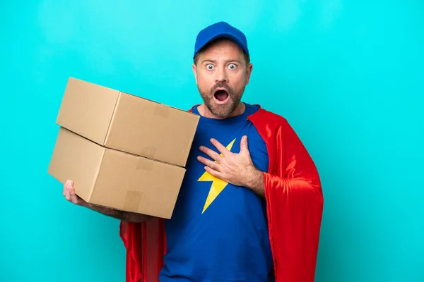 Süper Kahraman Teslimatçı Mavi Arka Planda Mahsur Kalmış Sağa Bakarken — Stok fotoğraf