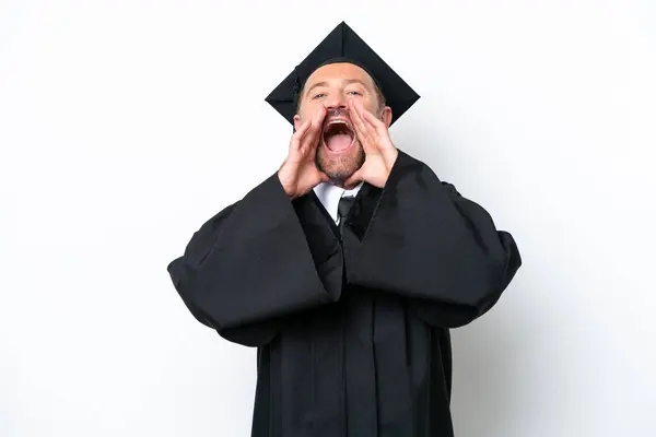Graduação Universitária Meia Idade Homem Isolado Fundo Branco Gritando Anunciando — Fotografia de Stock