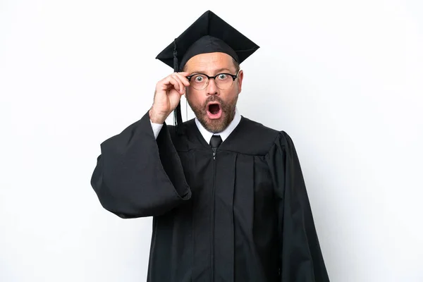 Orta Yaşlı Üniversite Mezunu Beyaz Arka Planda Gözlüklü Şaşırmış Bir — Stok fotoğraf