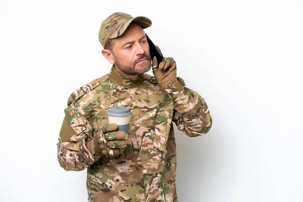 Militaire Man Geïsoleerd Witte Achtergrond Met Koffie Nemen Een Mobiele — Stockfoto