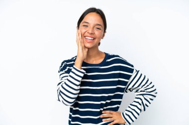 Beyaz arka planda izole edilmiş genç İspanyol kadın ağzı açık bağırıyor.