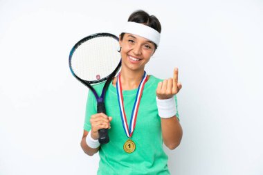 Beyaz arka planda izole genç tenisçi kadın geliyor.