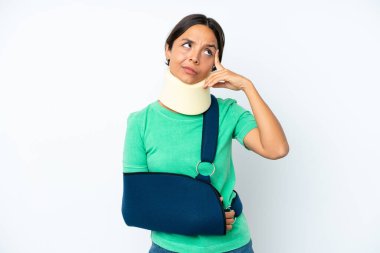 Genç İspanyol kadın boyunluk takıyor ve askısı beyaz arka planda izole edilmiş şüpheleri ve düşünceleri var.