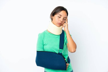 Boyunluk takan genç İspanyol kadın ve askısı beyaz arka planda baş ağrısı ile izole edilmiş.