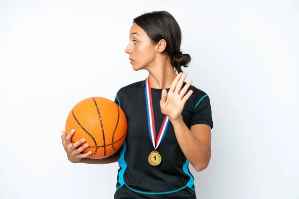 若いですバスケットボール選手女性隔離上の白い背景作りストップジェスチャーと失望 — ストック写真