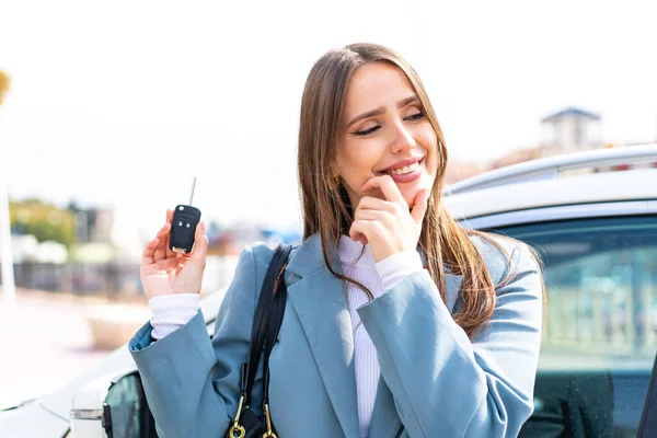 Νεαρή Όμορφη Γυναίκα Κρατώντας Κλειδιά Του Αυτοκινήτου Εξωτερικούς Χώρους Σκέψης — Φωτογραφία Αρχείου