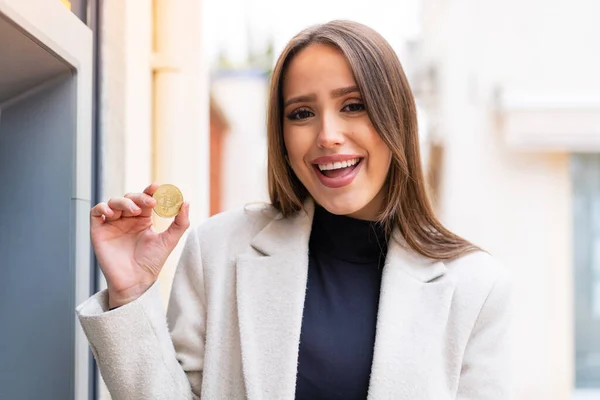 Młoda Ładna Kobieta Trzyma Bitcoin Świeżym Powietrzu Zaskoczeniem Zszokowany Wyraz — Zdjęcie stockowe