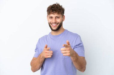 Beyaz arka planda izole edilmiş yakışıklı beyaz adam öne doğru bakıyor ve gülümsüyor.