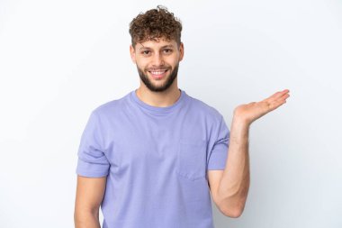 Beyaz arka planda izole edilmiş beyaz, yakışıklı beyaz bir adam bir ilan vermek için avuç içinde hayali bir fotokopi makinesi tutuyor.