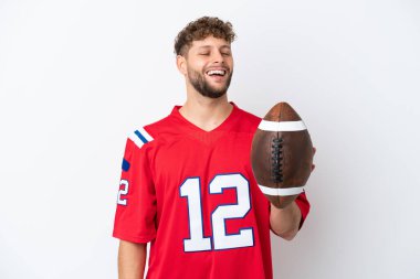 Beyaz arka planda izole edilmiş rugby oynayan beyaz bir adam gülüyor.