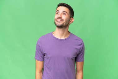 Genç, yakışıklı, beyaz, soyutlanmış bir geçmişi olan bir adam.