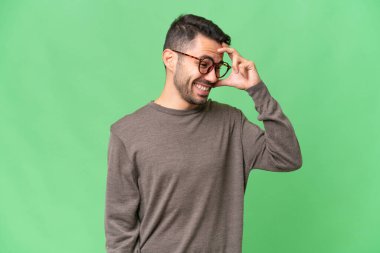 Genç, yakışıklı, beyaz bir adam soyutlanmış geçmişine gülüyor.