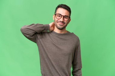 Genç, yakışıklı, beyaz bir adam soyutlanmış geçmişine gülüyor.