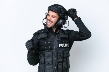 Beyaz arka planda izole edilmiş, zaferi kutlayan Kafkas SWAT 'lı genç adam.
