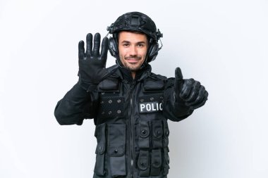 Beyaz arka planda izole edilmiş Kafkasyalı genç SWAT elemanı parmakları olan altı kişi saydım.