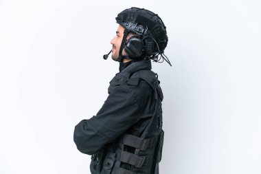 Kafkasyalı genç SWAT elemanı beyaz arka planda yan pozisyonda izole edildi.