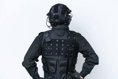 Beyaz arka planda izole edilmiş beyaz arka planda genç Kafkas SWAT adamı