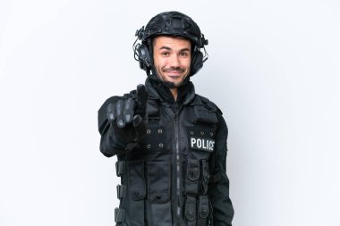 Beyaz arka planda izole edilmiş genç beyaz SWAT adamı parmağını kaldırıyor ve gösteriyor.