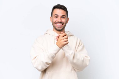 Beyaz arka planda izole edilmiş genç beyaz adam gülüyor.