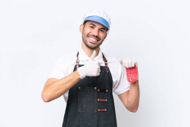 Kasap beyaz önlük takmış ve izole edilmiş beyaz arka planda taze et servis ediyor.