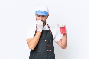 Kasap beyaz önlük takmış ve izole edilmiş beyaz arka planda taze et servis ediyor.