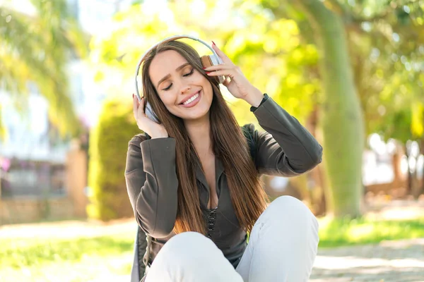 Jovem Mulher Livre Ouvir Música — Fotografia de Stock