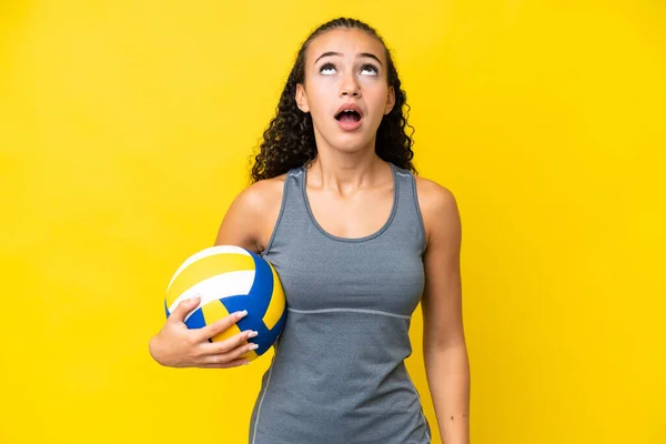 Young Woman Playing Volleyball Isolated Yellow Background Looking Surprised Expression — Stok fotoğraf