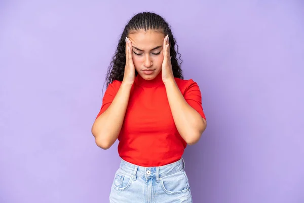 Junge Frau Isoliert Auf Lila Hintergrund Mit Kopfschmerzen — Stockfoto