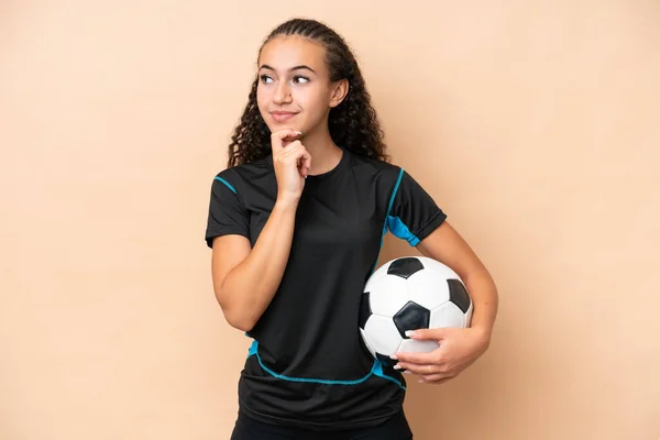 Mladý Fotbalista Žena Izolované Béžové Pozadí Při Pohledu Strany Usmívání — Stock fotografie