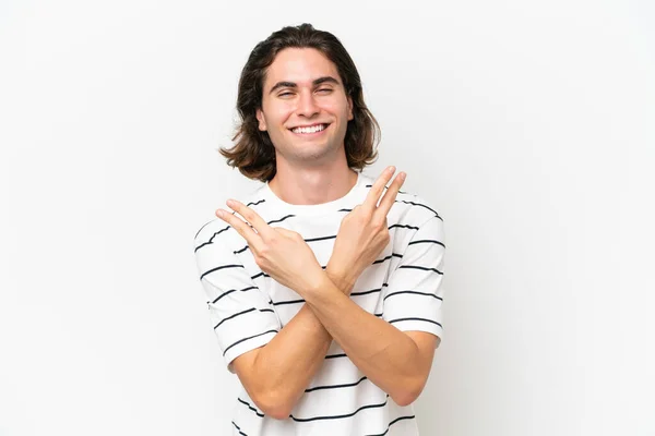 Jovem Bonito Homem Isolado Fundo Branco Sorrindo Mostrando Sinal Vitória — Fotografia de Stock