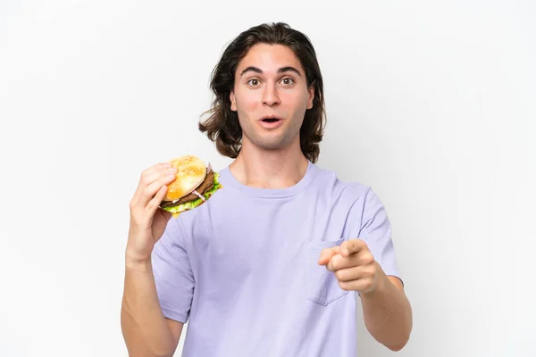 Beyaz Arka Planda Izole Edilmiş Bir Burger Tutan Yakışıklı Genç — Stok fotoğraf
