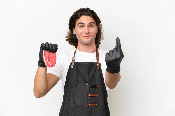 Metzger Schöner Mann Trägt Eine Schürze Und Serviert Frisch Geschnittenes — Stockfoto