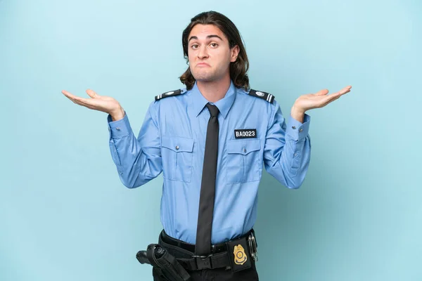 Jonge Politie Kaukasische Man Geïsoleerd Blauwe Achtergrond Met Twijfels Terwijl — Stockfoto