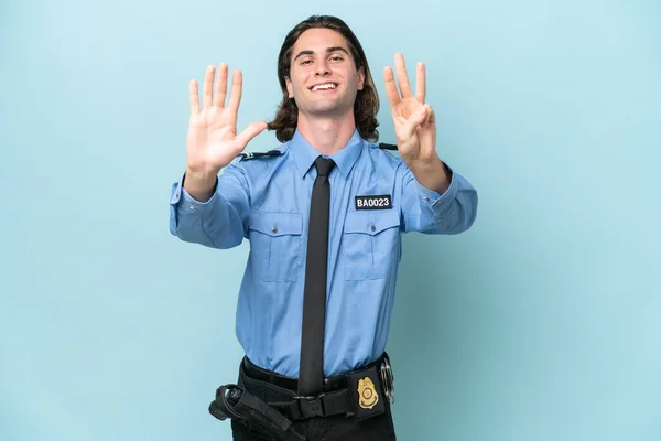 Молодий Поліцейський Кавказький Чоловік Ізольований Синьому Фоні Рахуючи Вісім Пальцями — стокове фото