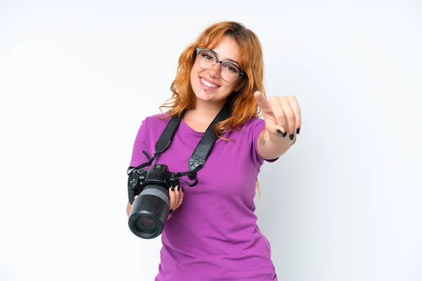 Jonge Fotograaf Kaukasische Vrouw Geïsoleerd Witte Achtergrond Wijzend Front Met — Stockfoto