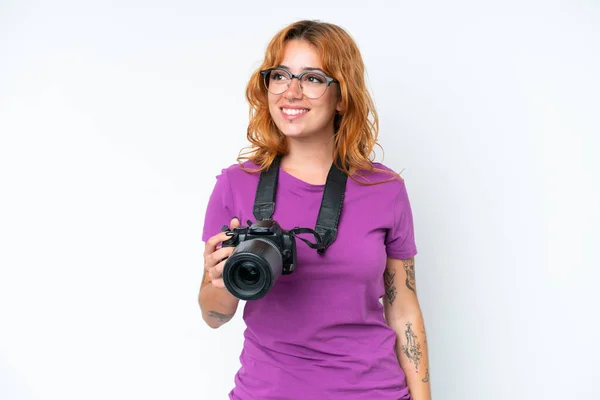 Joven Fotógrafa Caucásica Aislada Sobre Fondo Blanco Mirando Lado Sonriendo — Foto de Stock