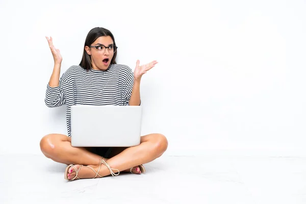 Young Caucasian Woman Laptop Sitting Floor Surprise Facial Expression — Φωτογραφία Αρχείου