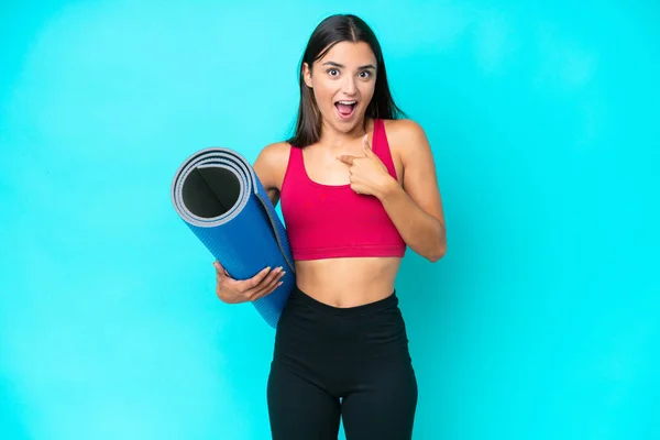 Genç Beyaz Kadın Yoga Derslerine Giderken Elinde Mavi Arka Planda — Stok fotoğraf