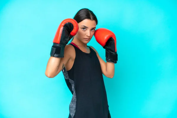 Junge Kaukasische Frau Isoliert Auf Blauem Hintergrund Mit Boxhandschuhen — Stockfoto