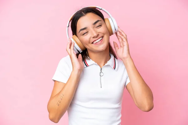 Genç Beyaz Kadın Pembe Arka Planda Izole Edilmiş Müzik Dinliyor — Stok fotoğraf